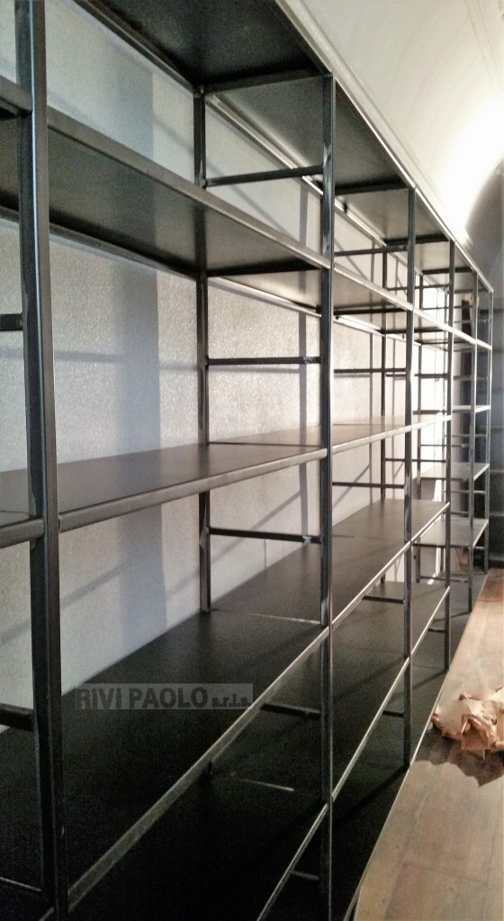 scaffalatura in ferro grezzo verniciato trasparente